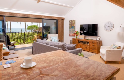 Kihei Condo | Ma'alaea Surf, Unit F6 2 BR Beachfront Condo, AC, Wi-Fi, Pool, TV, Kitchen