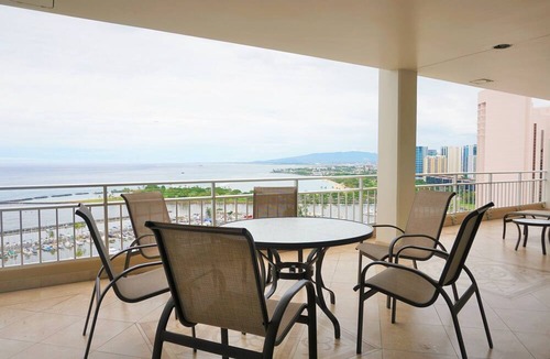 Waikiki Condo | Professionally cleaned 26th Fl PH w/Spectacular Views! Very Rare 3bed/2bath