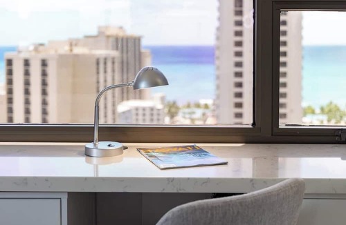 Waikiki Condo | Ocean-view corner suite w/pool & parking