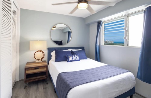 McCully - Moiliili Condo | Modern 2bdrm condo in Waikiki with full kitchen and convenient free parking.