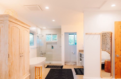 Paia House | 3 Bedroom 3.5 Bathroom Ocean View House. A Short Walk To Paia Town & Beaches!