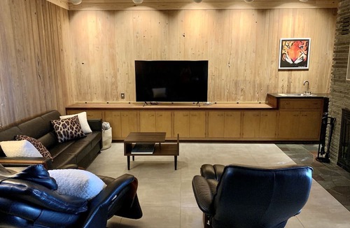 Lookout Mountain House | Lookout Mountain Retro Pad - late date to book Nov 2026