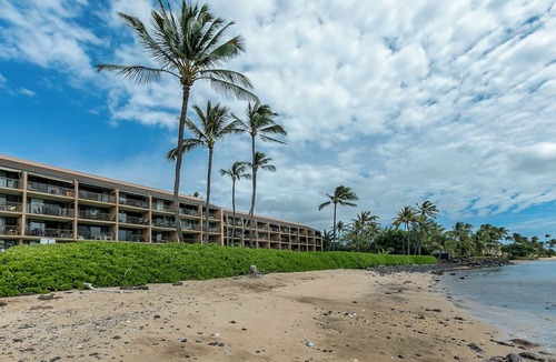 Maalaea Condo | Beachfront condo with ocean views, pool and hot tub summer deals