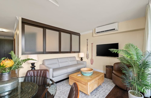 Waikiki Condo | Central Waikiki! Large lanai, close 2 beach! Fireworks! WASHLET! Sleeps 6!