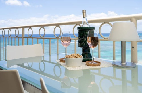 Waikiki Condo | Luxurious Beachfront Condo with Spectacular Ocean Views! FREE Parking!