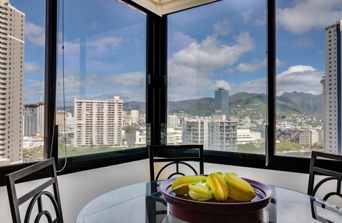 Waikiki Condo | Breathtaking Views! AC, Full Kitchen, Washer/Dryer, FREE Wi-Fi & Parking!