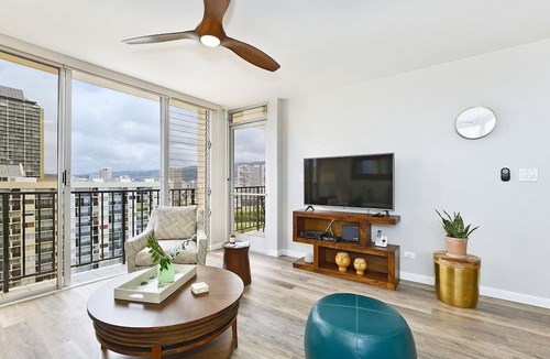Waikiki Condo | High Floor with Ocean View! Bedroom A/C, W/D, Wi-Fi, Pool, FREE Parking!