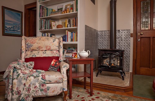 Volcano House | MAGICAL & COZY GEM! BIRDS, HUGE FERNS ABOUND IN NATIVE RAINFOREST. SO QUIET.