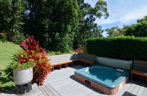Honokaa Cottage | Cottage on a 3 acre estate, spa, fireplace, cozy, park like setting, fruit trees