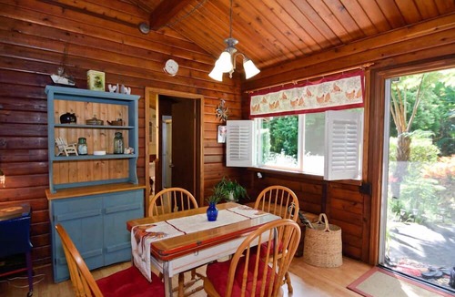 Honokaa Cottage | Cottage on a 3 acre estate, spa, fireplace, cozy, park like setting, fruit trees