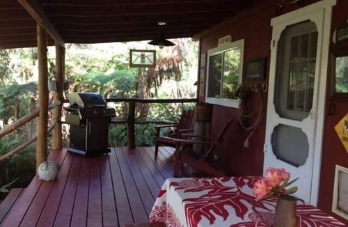 Kailua-Kona Cabin | Kaloko mountain cabin above Kona with hot tub and fireplace - rustic adventure!