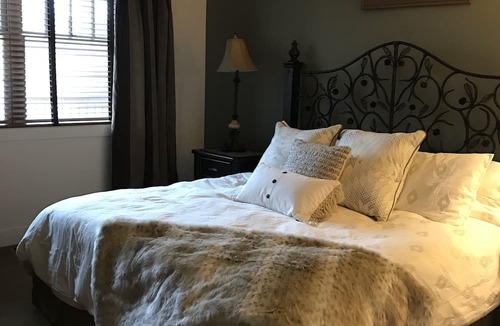Lincoln Condo | Luxury Condo Loon Mtn Steps Away to Ski Lifts Backs up to Pemi River in Lincoln