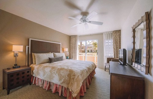 Wailua Hotel | Spacious Unit with Full Kitchen, Free Parking, Outdoor Swimming Pool!