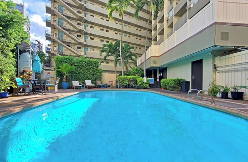Waikiki Apartment | WG 705 —Cozy Queen-Bed studio steps to Waikiki Beach & Zoo w/AC, Pool, & Kitchen