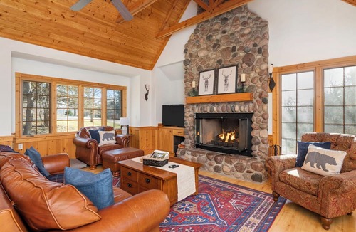 The Galena Territory House | North Woods Lodge Vibes Hot Tub+Fire Pit 3 Seasons Room Galena Territory Retreat