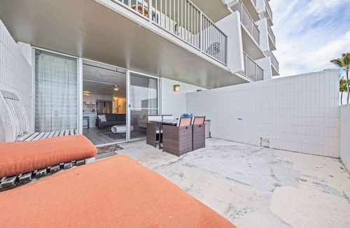 Punaluu Condo | Modern Beachfront Condo