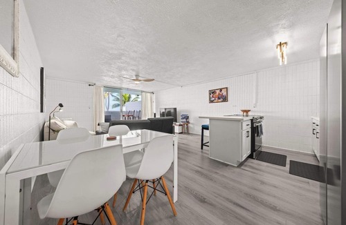 Punaluu Condo | Modern Beachfront Condo