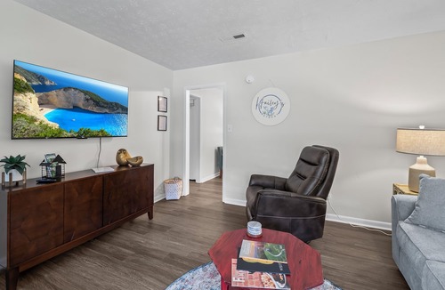 Dothan House | Hailey's Retreat- 3/2 Cozy & Spacious Home + Sunroom- 6 min to Downtown Dothan!