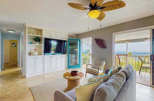 Kailua-Kona House | Kona Home with Ocean Views, Lanai, Private Gazebo & Firepit