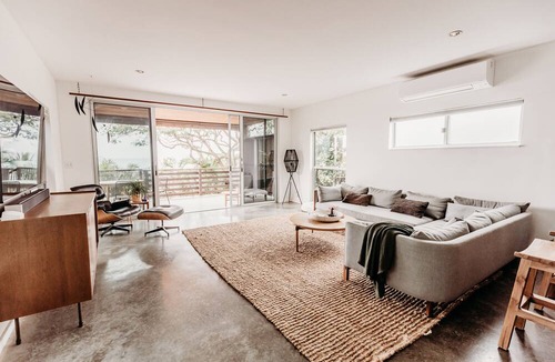 Waialee House | Walk to beach/Ocean views/with AC/Modern, Spacious/Short drive to Haleiwa town