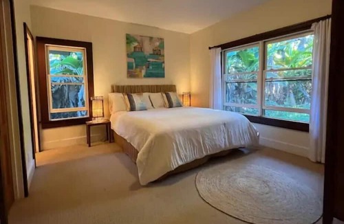 Kealakekua House | Private paradise organic farm stay with ocean view, nestled in banana grove