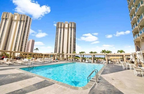 Ala Moana Condo | Renovated Ala Moana 1BR Suite| Balcony & City Views