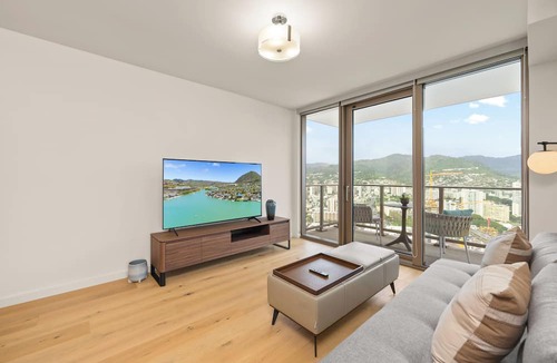 Ala Moana House | The Kapiolani Vista | Skyline Views, Pool, Gym | Walk to Beach & Ala Moana