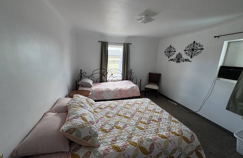 Palisade House | Charming 2-Bedroom Farmhouse in Palisades Wine Country