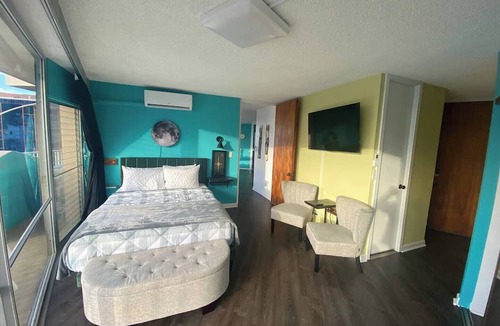 Ala Moana Condo | The Jetsons Sunset Penthouse - Iconic Birds Nest - Urban Retreat Honolulu