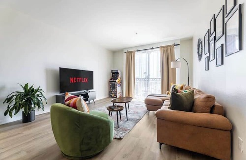 Marina del Rey Bed & Breakfast | Cozy 2BR Escape in MarinaDelRey!Free Parking&Pool
