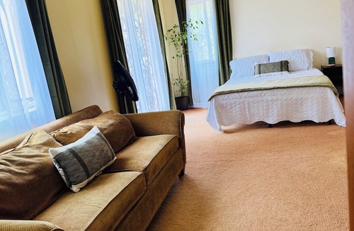 Hakalau Apartment | Spacious Oceanfront Retreat | Enjoy Outdoor Games & BBQ Fun