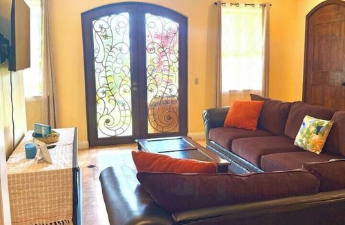Hakalau Apartment | Cozy Oceanfront Escape Sleeps 7