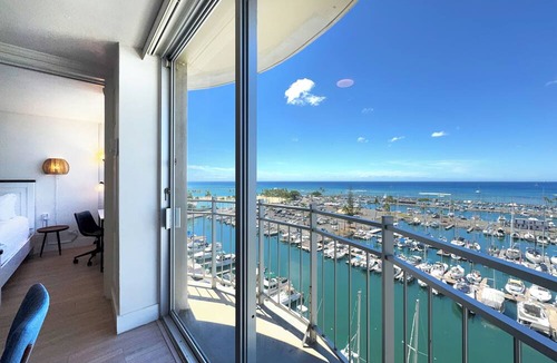 Waikiki Apartment | Ocean View 1BR at Ilikai Marina