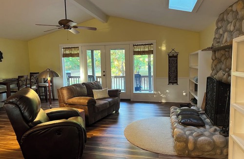 Marcola House | River house. Charming 3-bedroom house on the Mohawk River, Springfield, OR.