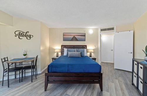Downtown Honolulu Condo | 16th Fl Executive Center 1BR Condo | Parking | Pool | City View