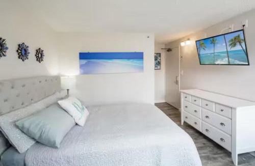 Waikiki Apartment | Hawaiian Monarch Upgraded Modern Studio