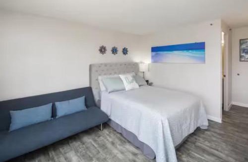 Waikiki Apartment | Hawaiian Monarch Upgraded Modern Studio
