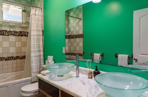 Honomu House | Heavenly Hawaii Retreat Home near Hilo and Ocean and Waterfalls
