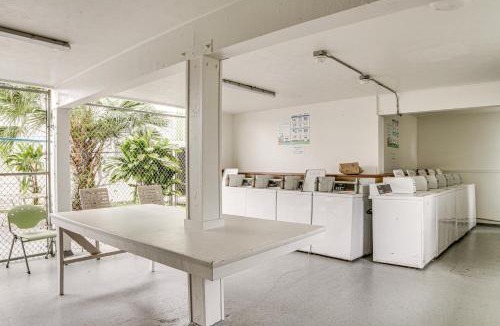 Hilo House | Walk to Dtwn Hilo! Tropical Getaway w/Pool Access