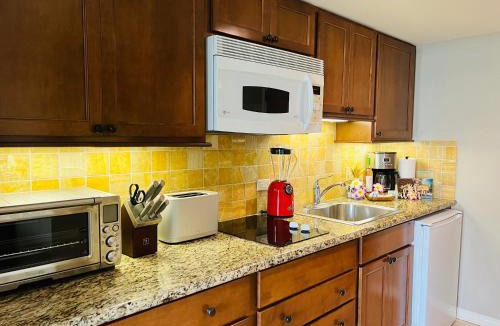 Waikiki Resort | Aloha Gem Studio - Sleek Kitchen, Luxe Amenities & Fast Wi-Fi