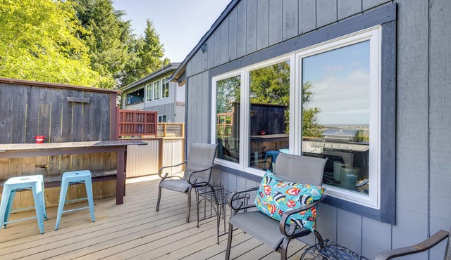 < 1 Mi to Port of Alsea: Inviting Gem w/Views! in Waldport