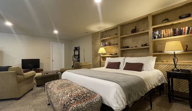 Couples Retreat With Hot Tub, Sauna and Steam Room in Fort Collins