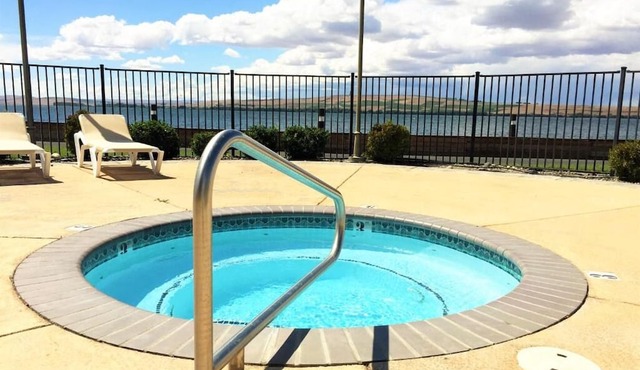 Hire Motorized Watercraft on Site! 4 Modern Spaces w/ Breathtaking Views, Pool in Boardman