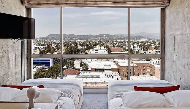 Conveniently To Excellent Transportation! 4 Relaxing Units, Pets Allowed, Pool in Los Angeles