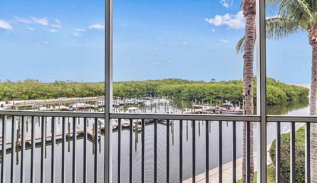 Marina views, heated pool, hot tub, short walk to the beach in Captiva