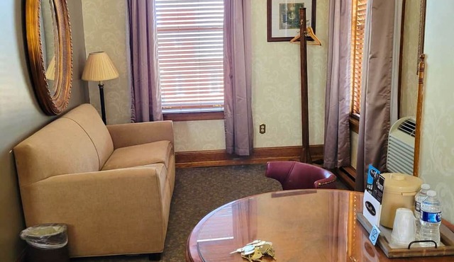 Altland House Inn and Suites in Abbottstown