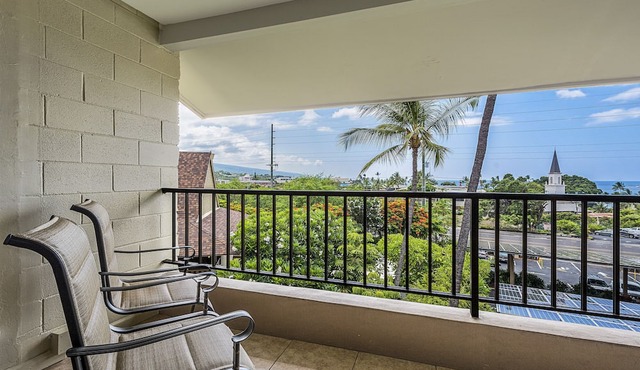 Cozy Oceanview Unit w/AC & Shared Pool in the Heart of Kona Town: Kalanikai 306