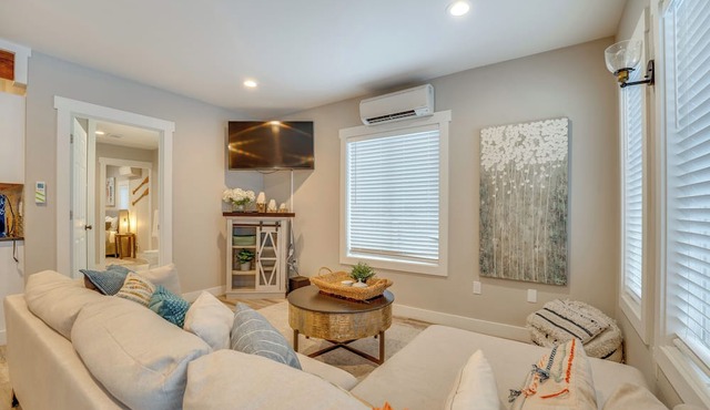 Hot Tub & Game Room! Chelan Getaway, Walk to Dtwn in Chelan