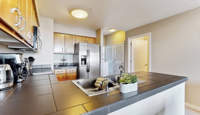 Sunny condo with open layout, smart TV, balcony, W/D, & AC - great location in Bend