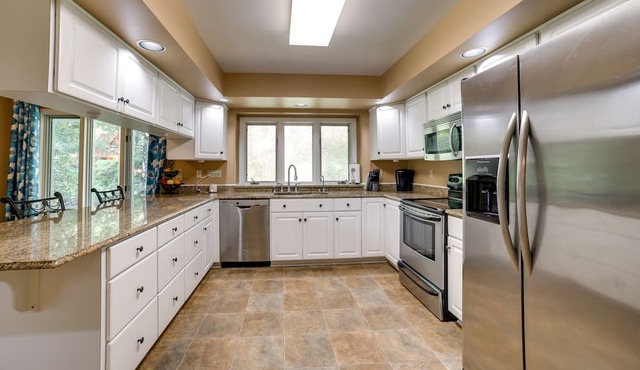 Pet-Friendly Pennsylvania Abode - Deck & Fireplace in Gibsonia